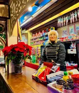 Circo Raluy. Navidad de 2022 en Terrassa (5). El carromato de chuches del circo.