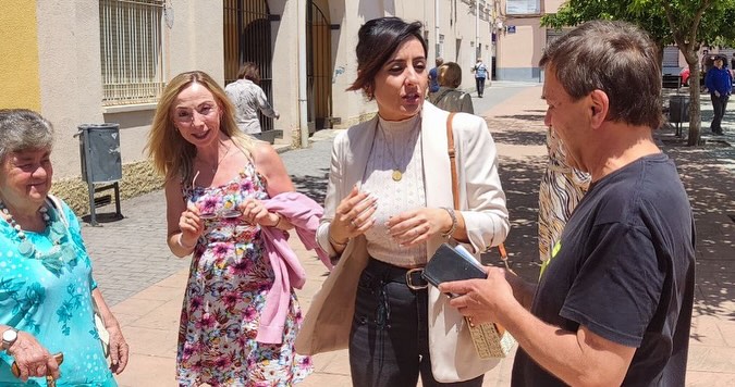 Alicia Tomás, líder de VOX Terrassa con vecinos de su ciudad