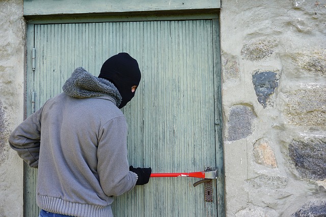 ¿Es Terrassa una ciudad segura? Ladrón forzando una puerta.