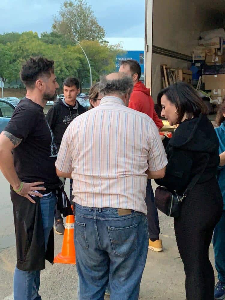 Terrassa se vuelca en apoyo a los afectados por las inundaciones en Valencia. Alicia Tomás y Daniel Pinto en un momento de la recogida de ayuda.