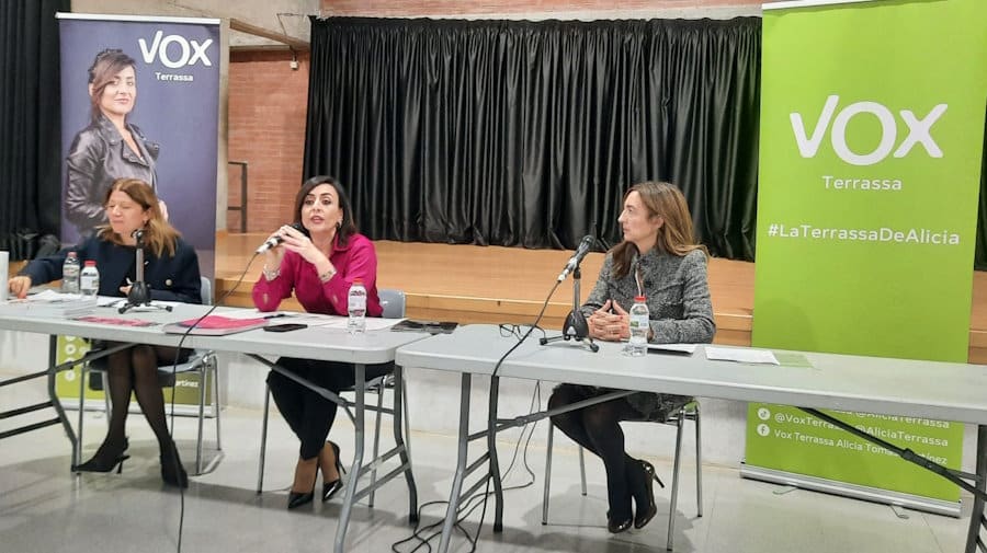Vox Terrassa organiza una conferencia con motivo del 25N con el título Hablemos de mujeres. Alicia Tomás con las conferenciantes