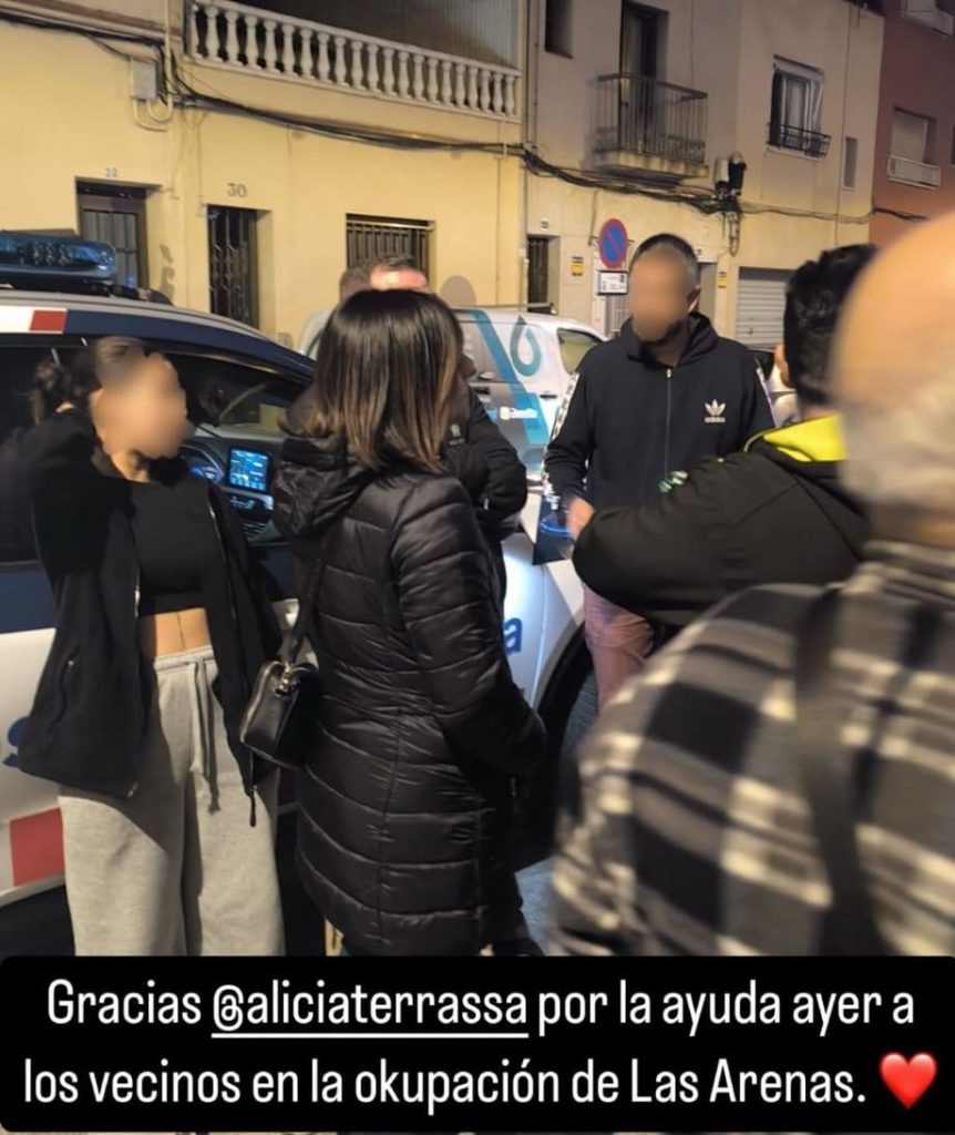 Alicia Tomás ayuda a vecinos de Las Arenas desesperados con los okupas. Foto de la concejal con los vecinos.