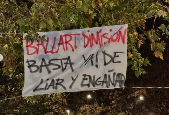 Ballart dimisión, el clamor de Afectados Can Boada. Foto de la pancarta.