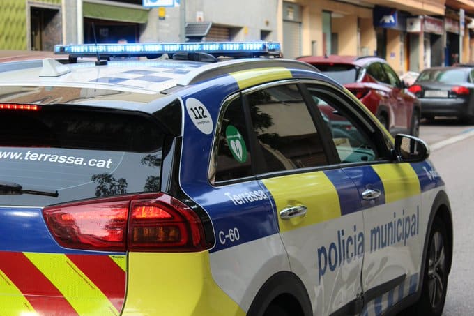 Robo con violencia en Terrassa. Un móvil desencadena una agresión en pleno centro. Coche de la Policía Municipal de Terrassa.