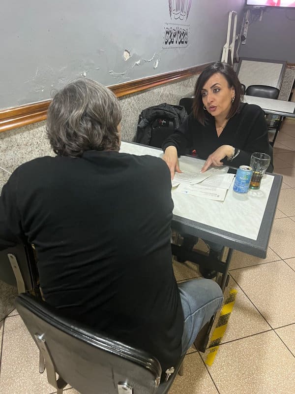 Vecino de Terrassa denuncia agresión violenta por parte de dos magrebíes en una reunión de la comunidad.