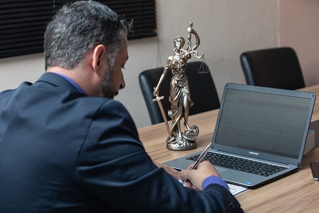 Abogados con servicios integrales. Abogado trabajando.