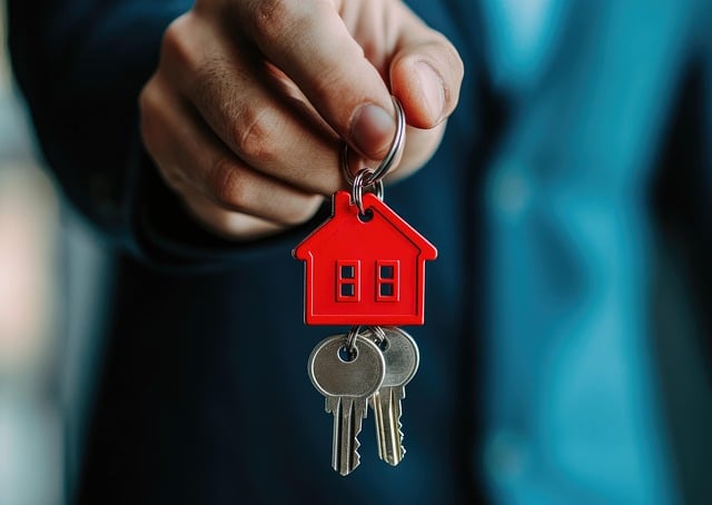 Bróker hipotecario para la compra de vivienda. Entregando las llaves de un inmueble.