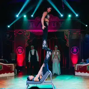 Hermanas Raluy actuando. Juegos Icarios en Terra. Sabadell, noviembre de 2025