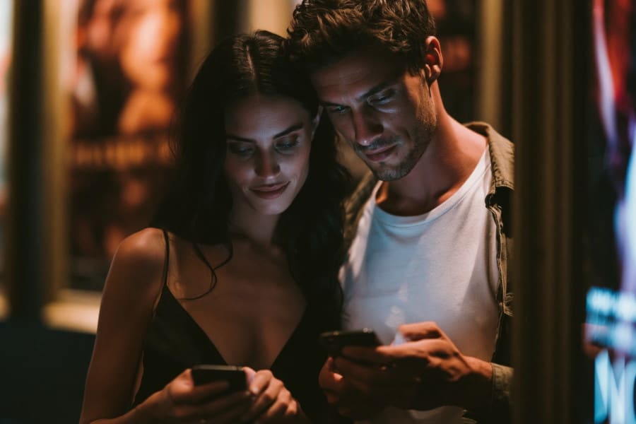 Millones de perfiles, pero un solo encuentro real: por qué encontrar el amor en la era digital se ha vuelto más difícil